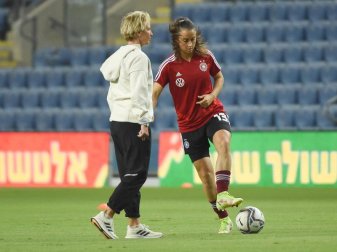 Der Fußball sei «noch sehr in sich männerorientiert», sagt Frauen-Bundestrainerin Martina Voss-Tecklenburg (l). Foto: Berney Ardov/dpa Der Fußball sei «noch sehr in sich männerorientiert», sagt Frauen-Bundestrainerin Martina Voss-Tecklenburg (l). Foto: Berney Ardov/dpa