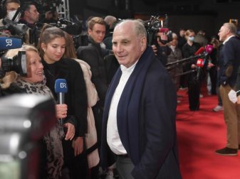 Ehrenpräsident Uli Hoeneß ist begeistert von der Spielweise des FC Bayern München. Foto: Felix Hörhager/dpa Ehrenpräsident Uli Hoeneß ist begeistert von der Spielweise des FC Bayern München. Foto: Felix Hörhager/dpa
