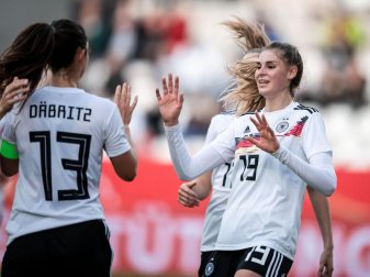 Zwei Treffer steuerte Jule Brand (r) zum deutschen Kantersieg gegen Israel bei. Foto: Fabian Strauch/dpa Zwei Treffer steuerte Jule Brand (r) zum deutschen Kantersieg gegen Israel bei. Foto: Fabian Strauch/dpa