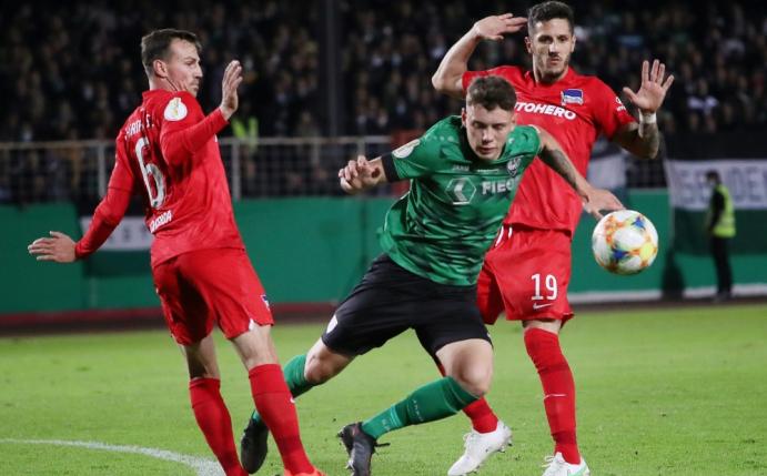 Hertha zittert sich ins Achtelfinale