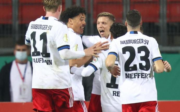 Der HSV setzte sich im Elfmeterschießen gegen den 1. FC Nürnberg durch. Foto: Daniel Karmann/dpa