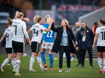 Zufriedene Bundestrainerin: Martina Voss-Tecklenburg (M) feiert mit ihren Spielerinnen den Sieg gegen Israel. Foto: Fabian Strauch/dpa Zufriedene Bundestrainerin: Martina Voss-Tecklenburg (M) feiert mit ihren Spielerinnen den Sieg gegen Israel. Foto: Fabian Strauch/dpa