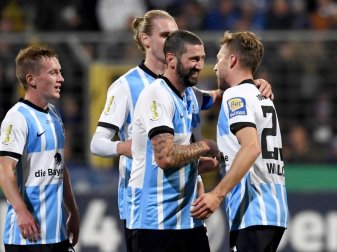 Spieler von 1860 feiern ihren 1:0 Sieg gegen Schalke 04. Foto: Angelika Warmuth/dpa Spieler von 1860 feiern ihren 1:0 Sieg gegen Schalke 04. Foto: Angelika Warmuth/dpa