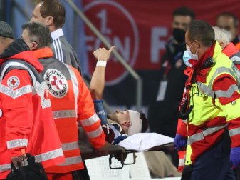 Der Nürnberger Tom Krauß (M) wird verletzt aus dem Stadion getragen, zeigt aber mit dem Daumen nach oben. Foto: Daniel Karmann/dpa Der Nürnberger Tom Krauß (M) wird verletzt aus dem Stadion getragen, zeigt aber mit dem Daumen nach oben. Foto: Daniel Karmann/dpa