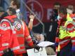 Der Nürnberger Tom Krauß (M) wird verletzt aus dem Stadion getragen, zeigt aber mit dem Daumen nach oben. Foto: Daniel Karmann/dpa