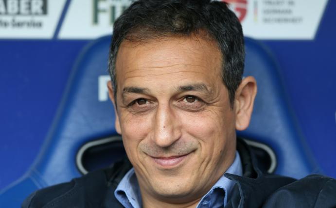 Rachid Azzouzi stellt sich vor Trainer Stefan Leitl