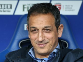 Rachid Azzouzi stellt sich vor Trainer Stefan Leitl Rachid Azzouzi stellt sich vor Trainer Stefan Leitl
