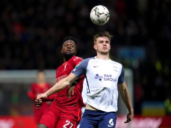 Liverpools Divock Origi (l) im Zweikampf mit Liam Lindsay von Preston North End. Foto: Nick Potts/PA Wire/dpa Liverpools Divock Origi (l) im Zweikampf mit Liam Lindsay von Preston North End. Foto: Nick Potts/PA Wire/dpa