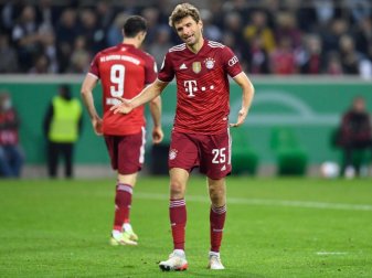 Mit 0:5 gingen Thomas Müller (r) und Robert Lewandowski mit den Bayern in Gladbach unter. Foto: Marius Becker/dpa Mit 0:5 gingen Thomas Müller (r) und Robert Lewandowski mit den Bayern in Gladbach unter. Foto: Marius Becker/dpa