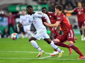 Mönchengladbachs Breel Embolo (l) in Aktion gegen Münchens Joshua Kimmich und Münchens Dayot Upamecano. Foto: Marius Becker/dpa Mönchengladbachs Breel Embolo (l) in Aktion gegen Münchens Joshua Kimmich und Münchens Dayot Upamecano. Foto: Marius Becker/dpa