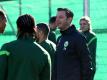 Florian Kohfeldt (r) leitete sein erstes Training beim VfL Wolfsburg. Foto: Hauke-Christian Dittrich/dpa