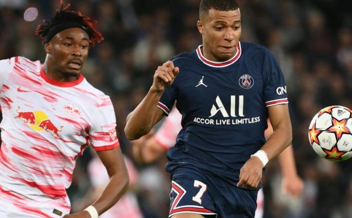PSG-Superstar Kylian Mbappé (r.) wird in der Liga fehlen