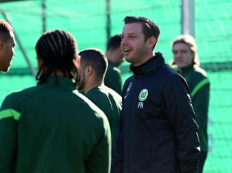 Florian Kohfeldt (r) leitete sein erstes Training beim VfL Wolfsburg. Foto: Hauke-Christian Dittrich/dpa Florian Kohfeldt (r) leitete sein erstes Training beim VfL Wolfsburg. Foto: Hauke-Christian Dittrich/dpa
