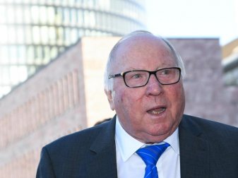 Hat sich vor seinem 85. Geburtstag von einem häuslichen Sturz wieder weitgehend erholt: HSV-Idol Uwe Seeler. Foto: Ina Fassbender/dpa Hat sich vor seinem 85. Geburtstag von einem häuslichen Sturz wieder weitgehend erholt: HSV-Idol Uwe Seeler. Foto: Ina Fassbender/dpa