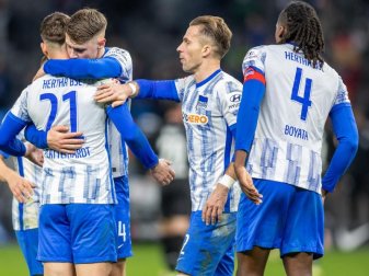 Herthas Marvin Plattenhardt (l-r), Anton Kade, Peter Pekarik und Dedryck Boyata. Foto: Andreas Gora/dpa Herthas Marvin Plattenhardt (l-r), Anton Kade, Peter Pekarik und Dedryck Boyata. Foto: Andreas Gora/dpa