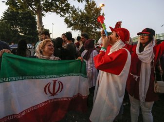 Im Iran sind für Frauen Stadion-Besuche bislang verboten Im Iran sind für Frauen Stadion-Besuche bislang verboten