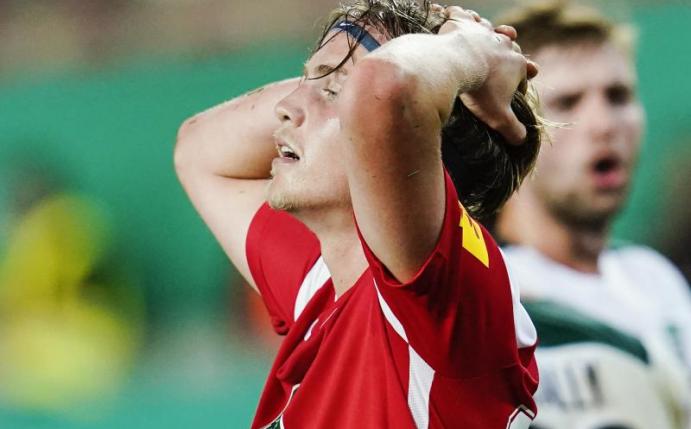 Nach zwei Kopfverletzungen innerhalb weniger Monate wird Felix Götze künftig mit einem Helm spielen. Foto: Uwe Anspach/dpa