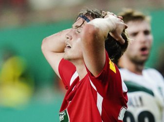 Nach zwei Kopfverletzungen innerhalb weniger Monate wird Felix Götze künftig mit einem Helm spielen. Foto: Uwe Anspach/dpa Nach zwei Kopfverletzungen innerhalb weniger Monate wird Felix Götze künftig mit einem Helm spielen. Foto: Uwe Anspach/dpa