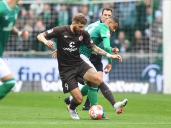 Pauli-Torjäger Guido Burgstaller (vorne) schirmt den Ball gegen Werders Jean Manuel Mbom ab. Foto: Carmen Jaspersen/dpa Pauli-Torjäger Guido Burgstaller (vorne) schirmt den Ball gegen Werders Jean Manuel Mbom ab. Foto: Carmen Jaspersen/dpa