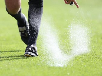 Ein Bundesliga-Schiedsrichter sprüht Freistoßspray auf den Rasen. Foto: Friso Gentsch/dpa Ein Bundesliga-Schiedsrichter sprüht Freistoßspray auf den Rasen. Foto: Friso Gentsch/dpa