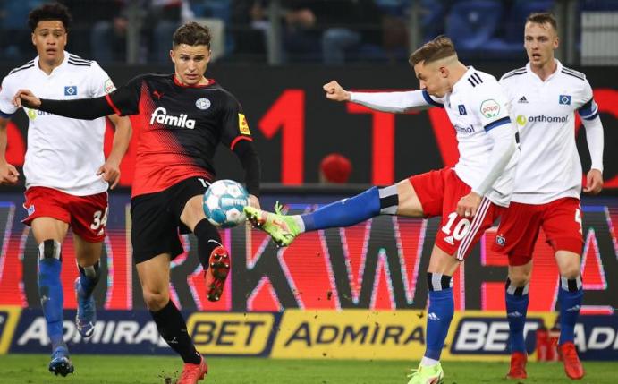 Torschützen unter sich: HSV-Profi Sonny Kittel (r) und Kiels Benedikt Pichler. Foto: Christian Charisius/dpa