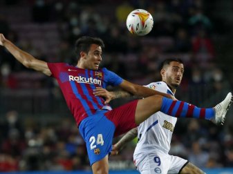 Eric Garcia (l) kam mit dem FC Barcelona gegen Joselu und Deportivo Alaves nicht über ein Remis hinaus. Foto: Joan Monfort/AP/dpa Eric Garcia (l) kam mit dem FC Barcelona gegen Joselu und Deportivo Alaves nicht über ein Remis hinaus. Foto: Joan Monfort/AP/dpa