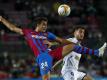 Eric Garcia (l) kam mit dem FC Barcelona gegen Joselu und Deportivo Alaves nicht über ein Remis hinaus. Foto: Joan Monfort/AP/dpa