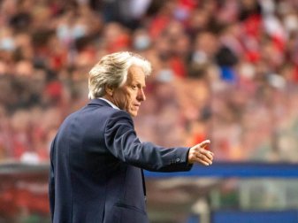 Trainer Jorge Jesus musste mit Benfica Lissabon vor dem Rückspiel gegen den FC Bayern die Tabellenführung abgeben. Foto: Peter Kneffel/dpa Trainer Jorge Jesus musste mit Benfica Lissabon vor dem Rückspiel gegen den FC Bayern die Tabellenführung abgeben. Foto: Peter Kneffel/dpa