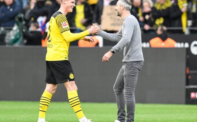 Extralob vom Coach: BVB-Trainer Marco Rose beglückwünscht Steffen Tigges. Foto: Bernd Thissen/dpa