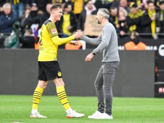 Extralob vom Coach: BVB-Trainer Marco Rose beglückwünscht Steffen Tigges. Foto: Bernd Thissen/dpa Extralob vom Coach: BVB-Trainer Marco Rose beglückwünscht Steffen Tigges. Foto: Bernd Thissen/dpa