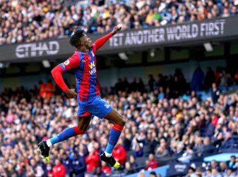 Wilfried Zaha jubelt über seinen Treffer für Crystal Palace. Foto: Martin Rickett/PA Wire/dpa Wilfried Zaha jubelt über seinen Treffer für Crystal Palace. Foto: Martin Rickett/PA Wire/dpa