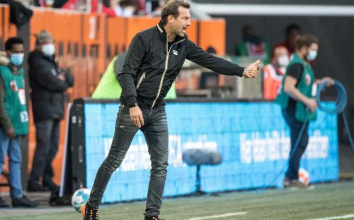 Augsburgs Trainer Markus Weinzierl erhält Rückendeckung von Manager Stefan Reuter. Foto: Matthias Balk/dpa