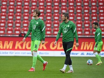 Wolfsburgs Wout Weghorst (l) hat wegen Corona drei Pflichtspiele verpasst. Foto: Matthias Koch/dpa Wolfsburgs Wout Weghorst (l) hat wegen Corona drei Pflichtspiele verpasst. Foto: Matthias Koch/dpa