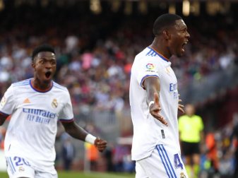 David Alaba (r) erzielte im Clásico in der vergangenen Woche sein erstes Tor für Real. Foto: Joan Monfort/AP/dpa David Alaba (r) erzielte im Clásico in der vergangenen Woche sein erstes Tor für Real. Foto: Joan Monfort/AP/dpa