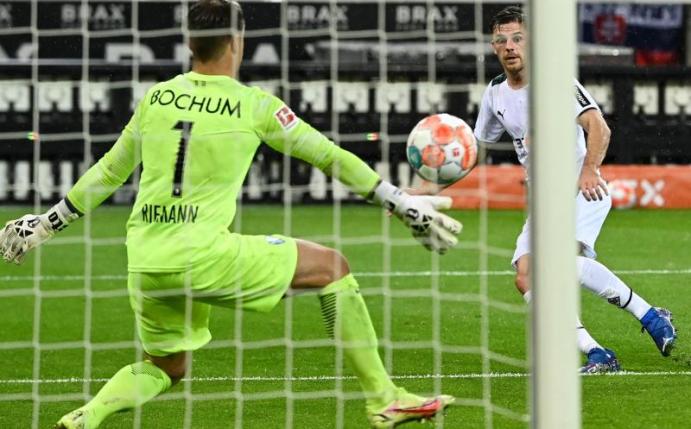 Mönchengladbachs Jonas Hofmann trifft zum zwischenzeitlichen 2:0. Foto: Federico Gambarini/dpa