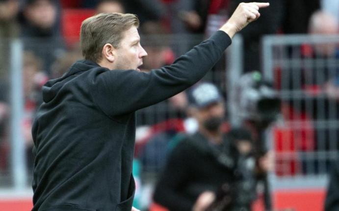Wolfsburgs neuer Trainer Florian Kohfeldt gibt am Dienstag gegen Salzburg sein Debüt in der Champions League. Foto: Federico Gambarini/dpa
