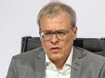 Führt zusammen mit Rainer Koch interimsmäßig den DFB: Peter Peters. Foto: Andreas Gora/dpa Führt zusammen mit Rainer Koch interimsmäßig den DFB: Peter Peters. Foto: Andreas Gora/dpa