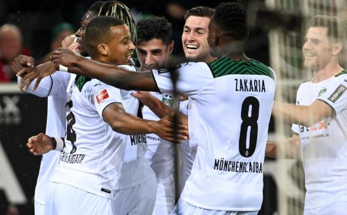 Die Gladbach-Profis feiern ihren Heimsieg gegen Bochum. Foto: Federico Gambarini/dpa