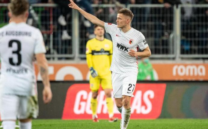 Augsburgs Alfred Finnbogason traf beim Sieg gegen Stuttgart zum Endstand. Foto: Matthias Balk/dpa
