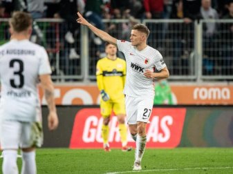 Augsburgs Alfred Finnbogason traf beim Sieg gegen Stuttgart zum Endstand. Foto: Matthias Balk/dpa Augsburgs Alfred Finnbogason traf beim Sieg gegen Stuttgart zum Endstand. Foto: Matthias Balk/dpa