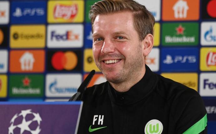 Kann gegen Salzburg wieder auf Torjäger Wout Weghorst zurückgreifen: Wolfsburg-Coach Florian Kohfeldt. Foto: Swen Pförtner/dpa