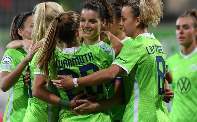 Die Fußballerinnen des VfL Wolfsburg erreichten die nächste Runde. Foto: Swen Pförtner/dpa