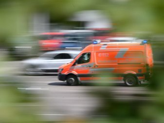 Der isländische Fußballprofi Emil Pálsson ist bei einem Zweitligaspiel in Norwegen kollabiert und ins Krankenhaus eingeliefert worden. Foto: Sebastian Gollnow/dpa Der isländische Fußballprofi Emil Pálsson ist bei einem Zweitligaspiel in Norwegen kollabiert und ins Krankenhaus eingeliefert worden. Foto: Sebastian Gollnow/dpa