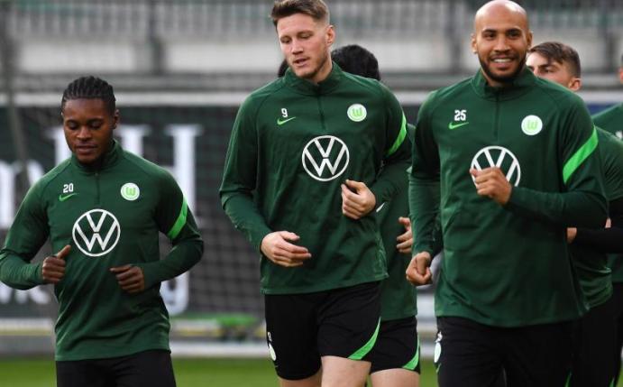 Wout Weghorst (2.v.l.) vom VfL Wolfsburg gibt gegen Salzburg sein Comeback nach einer zweiwöchigen Quarantäne. Foto: Swen Pförtner/dpa