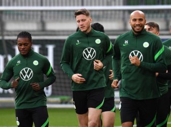 Wout Weghorst (2.v.l.) vom VfL Wolfsburg gibt gegen Salzburg sein Comeback nach einer zweiwöchigen Quarantäne. Foto: Swen Pförtner/dpa Wout Weghorst (2.v.l.) vom VfL Wolfsburg gibt gegen Salzburg sein Comeback nach einer zweiwöchigen Quarantäne. Foto: Swen Pförtner/dpa