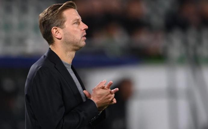 Wolfsburgs Trainer Florian Kohfeldt gestikuliert. Foto: Swen Pförtner/dpa