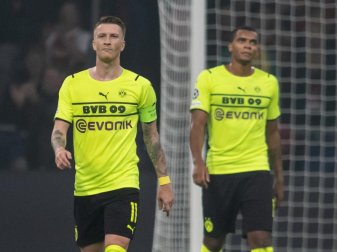 Wollen Wiedergutmachung: Dortmunds Marco Reus (l) und Manuel Akanji. Foto: Bernd Thissen/dpa/Archivbild