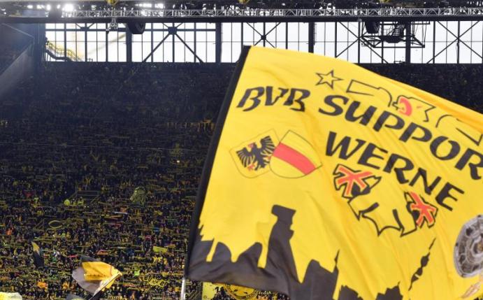 Die Dortmunder Fans feuern ihr Team an. Foto: Bernd Thissen/dpa