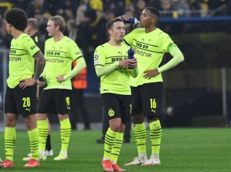 Dortmunds Axel Witsel (l-r), Dortmunds Julian Brandt, Dortmunds Felix Passlack und Dortmunds Manuel Akanji nach dem Spiel. Foto: Bernd Thissen/dpa