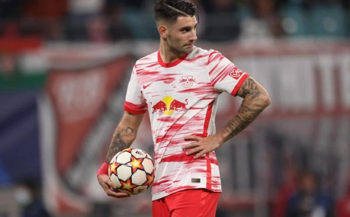 Leipzigs Dominik Szoboszlai hält den Ball während des Spiels. Foto: Jan Woitas/dpa-Zentralbild/dpa
